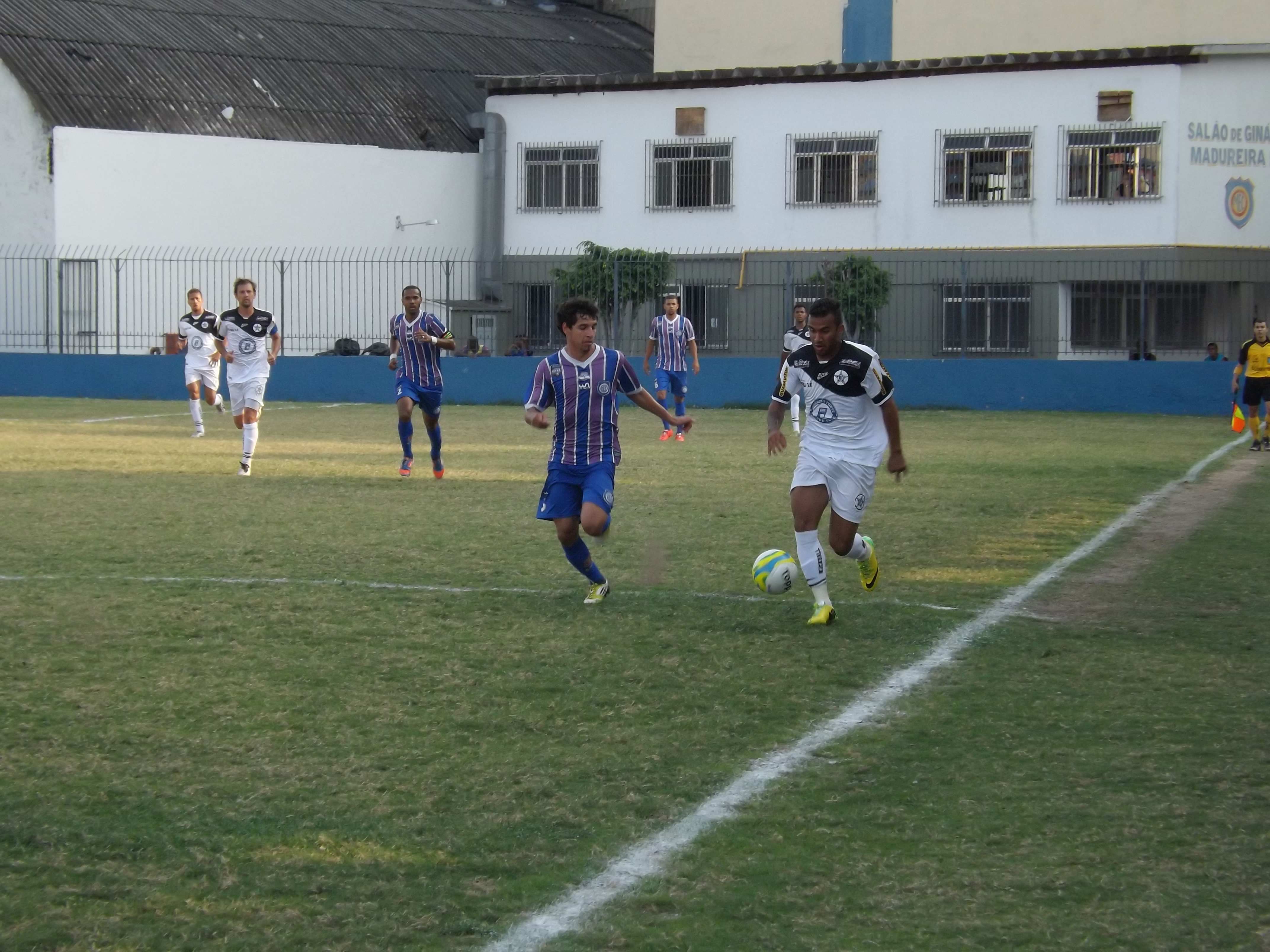 Resende vence e assume liderança do Grupo F