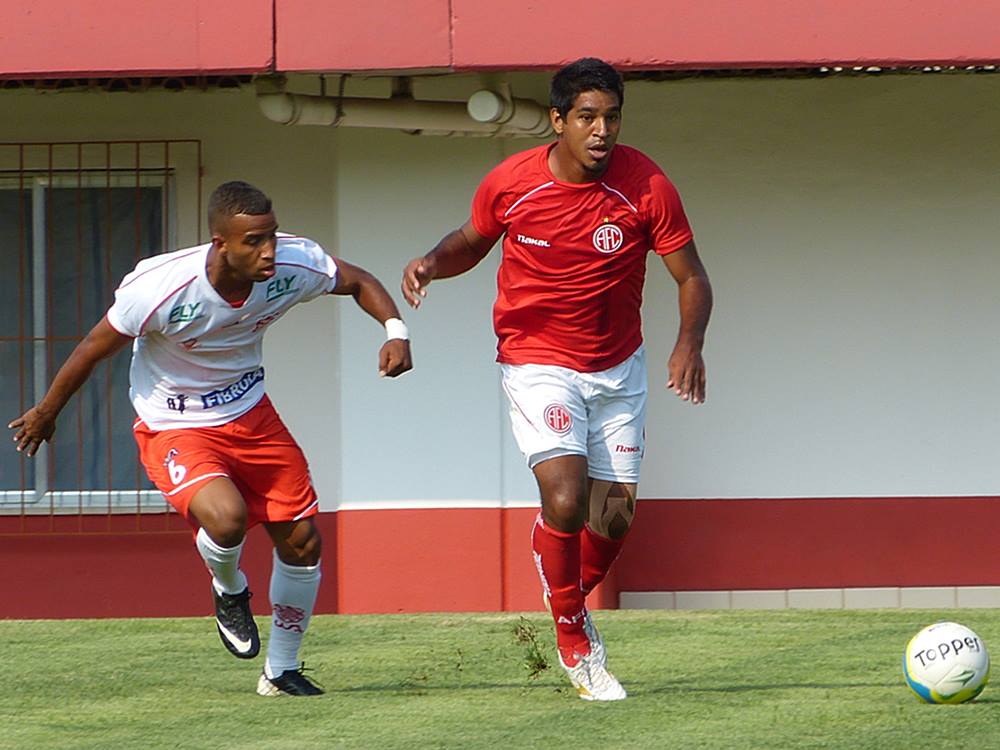 Bangu vence clássico e embola o Grupo F