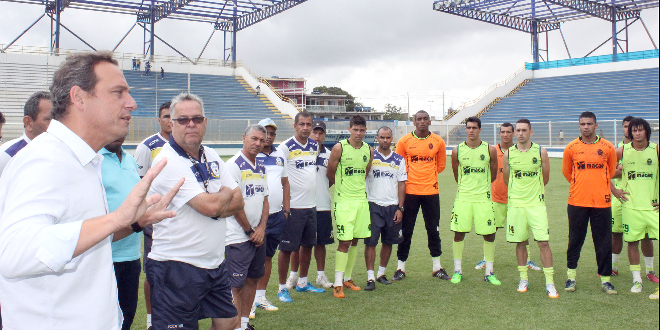 Prefeito de Macaé "entrega" a chave do Moacyrzão ao clube