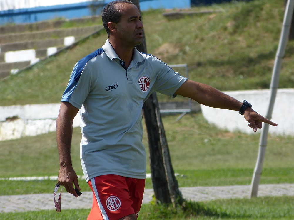 Jogadores e comissão técnica do America se reúnem em Mesquita