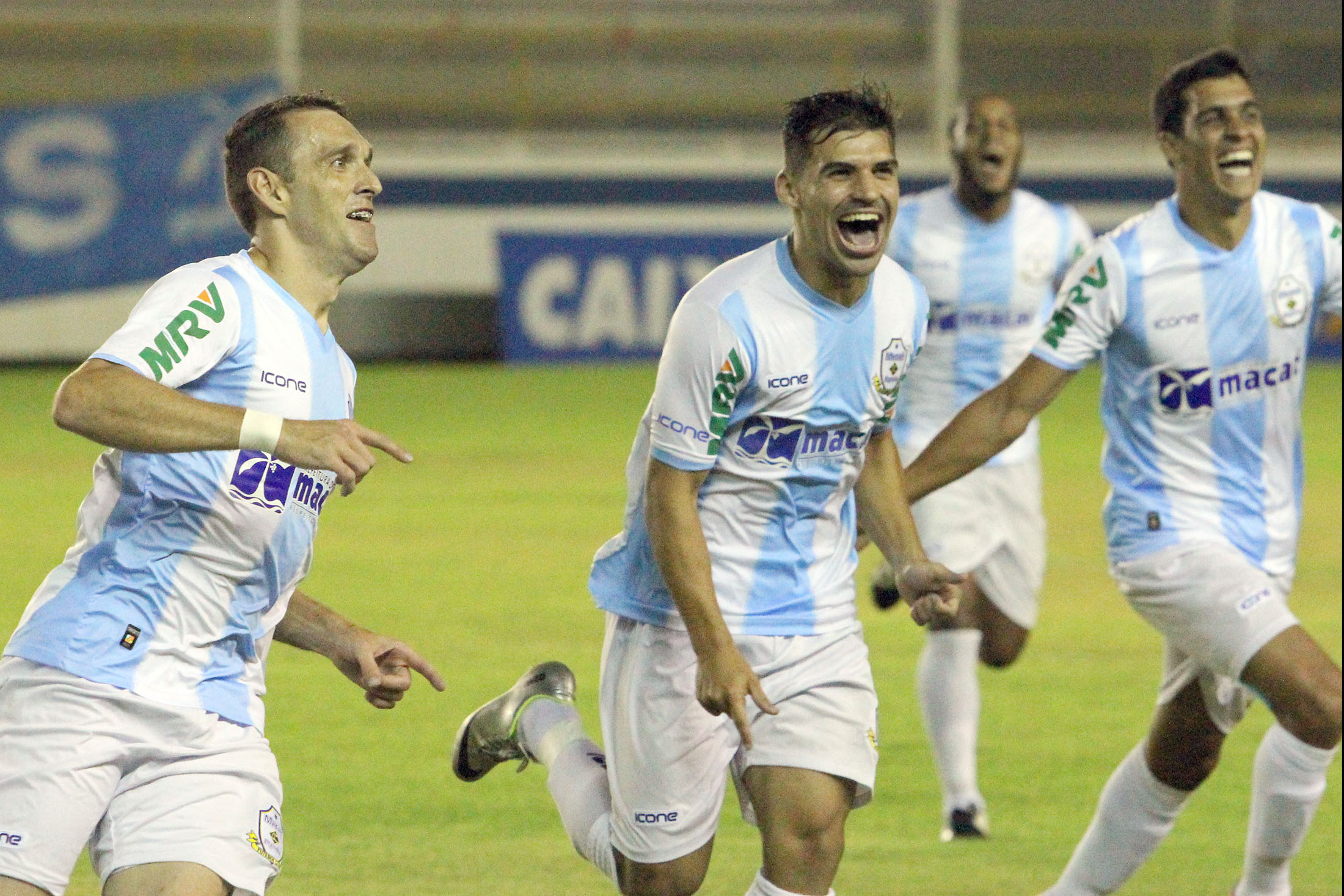 Macaé goleia o CRB e fica perto da final