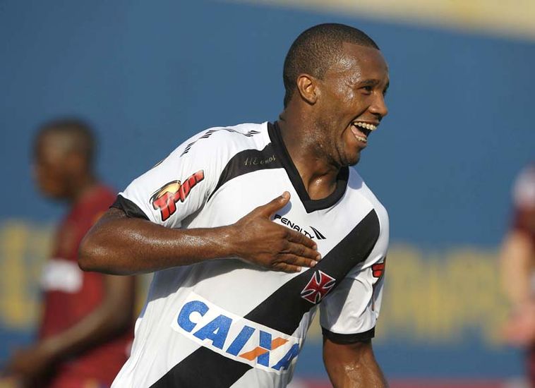 Vasco vence o Madureira e se mantém no G4