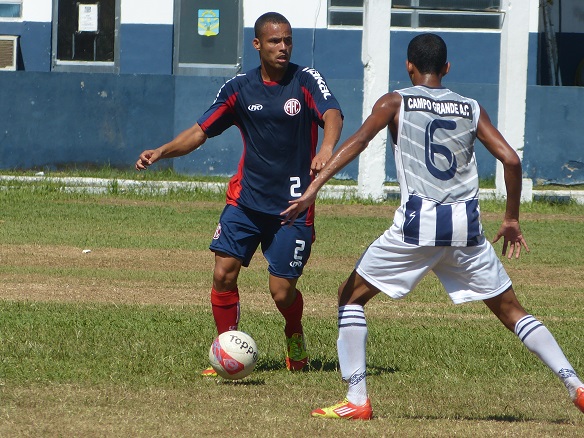 America vence jogo-treino com show de Léo Guerreiro