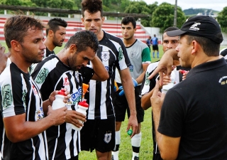 Americano dispensa oito jogadores