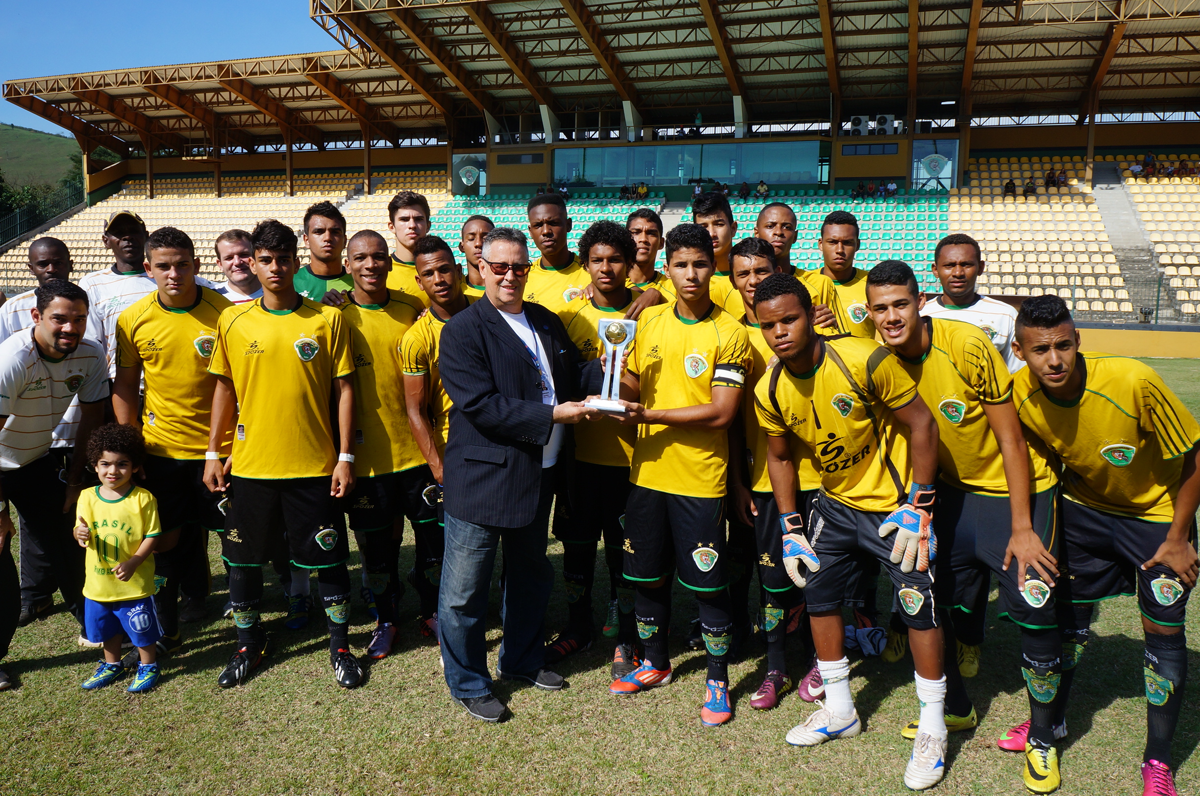 Tigres recebe troféu do Torneio Extra da Capital Sub-20