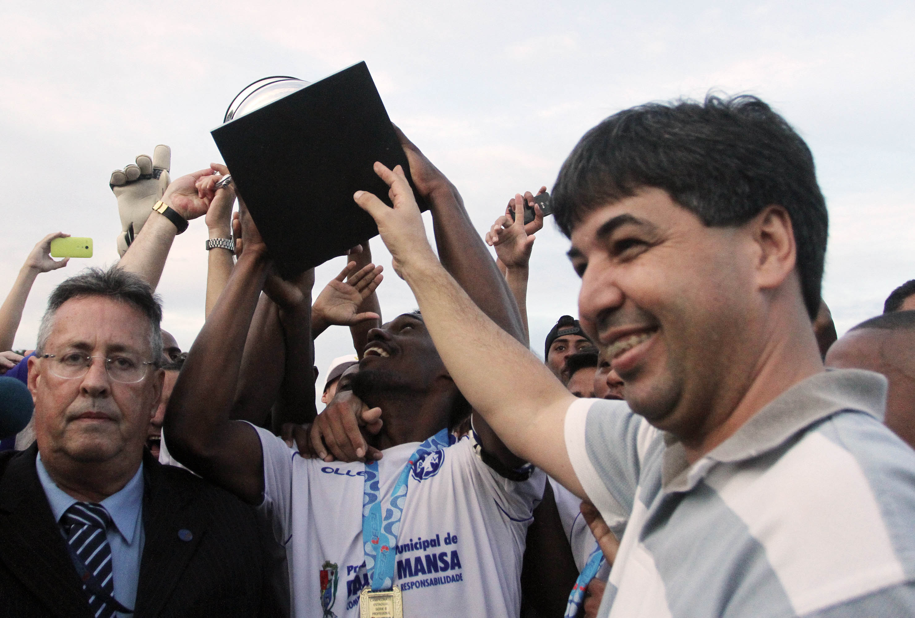 Barra Mansa recebe medalhas e troféu da Série B