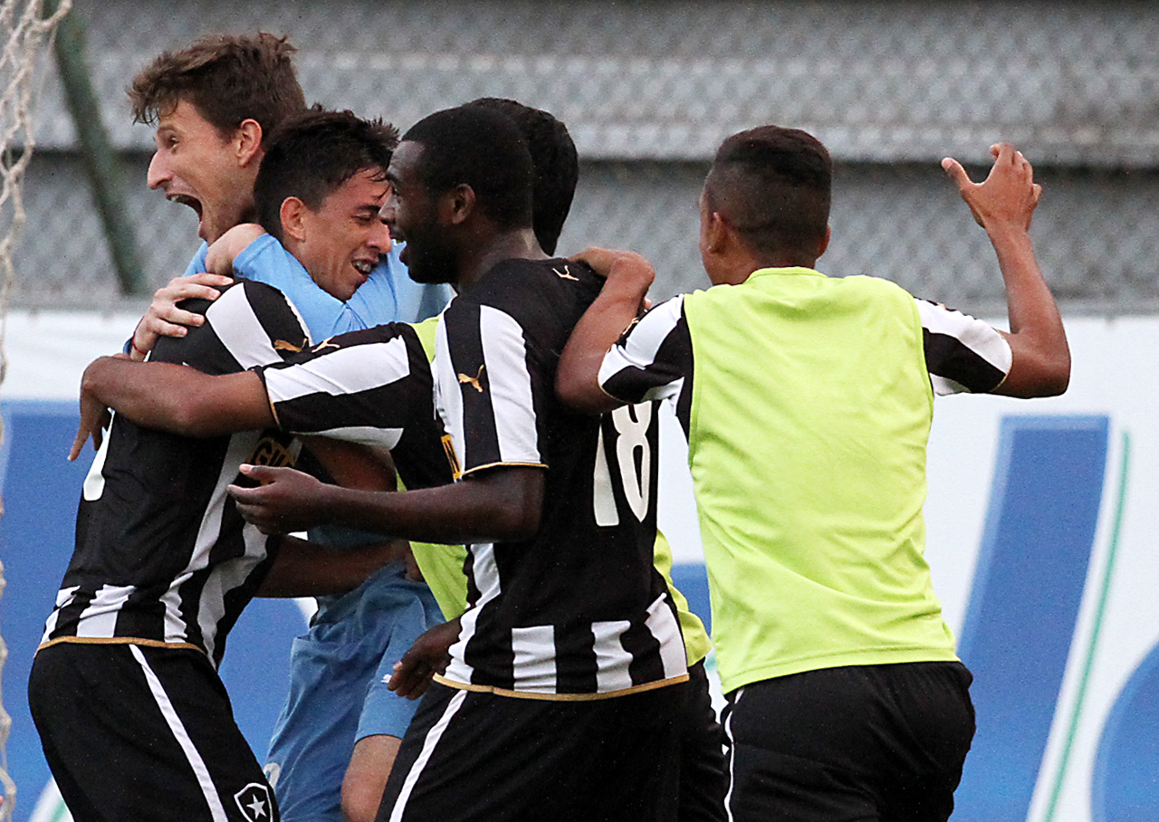 Botafogo larga na frente na decisão do Sub-20