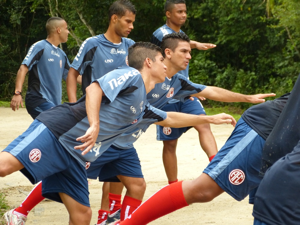 America realiza treino físico no Bosque da Barra