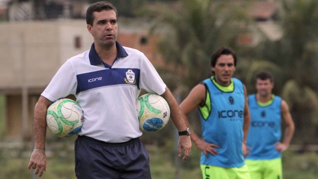 Júnior Lopes não é mais técnico do Macaé