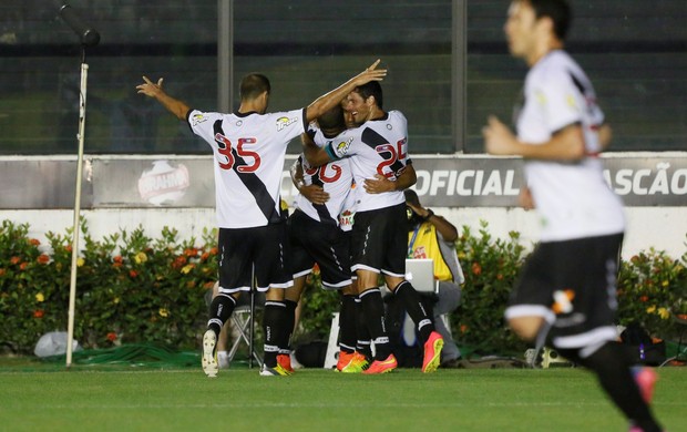 Vasco vence o Luverdense na estreia de Joel Santana