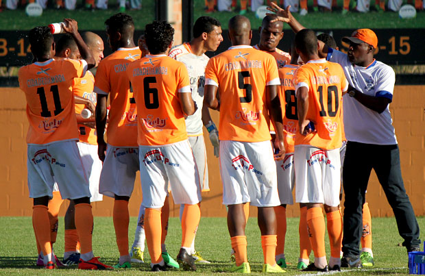 Carlos Vitor celebra vitória na estreia como técnico do Nova Iguaçu