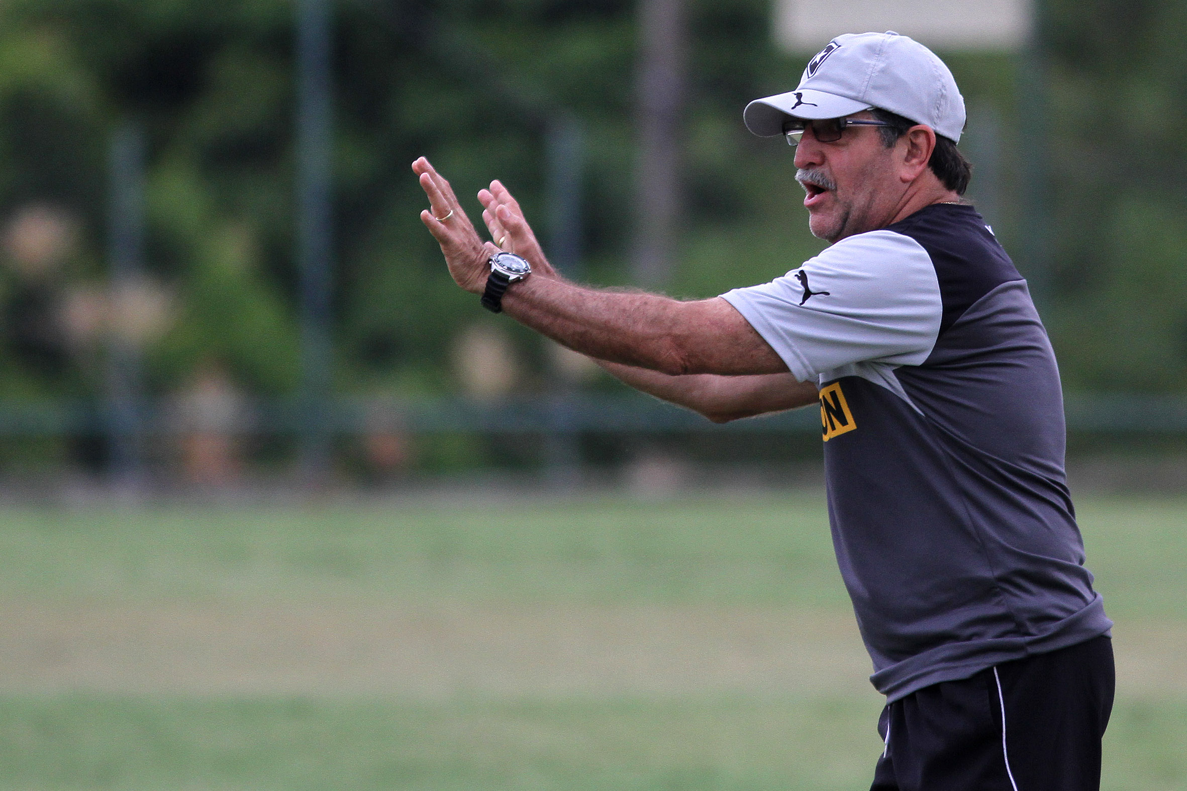 René Simões cobra boa pontaria do Botafogo em treino