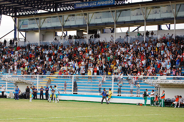 Torcida do Flamengo esgota lote de ingressos do jogo contra o Macaé