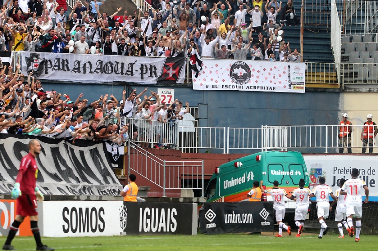 Vasco vence Joinville-SC e segue vivo no Brasileirão