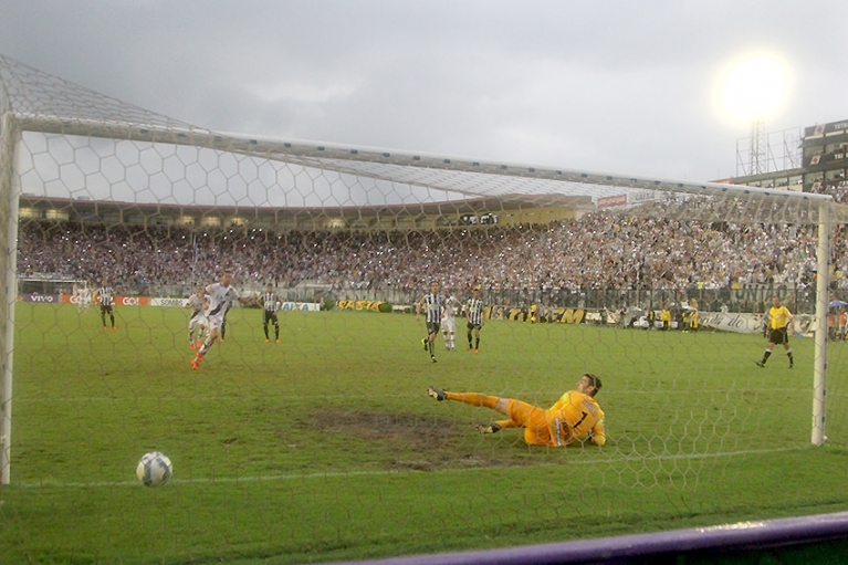 Com gol de Nenê, Vasco vence o Santos-SP e segue vivo no Brasileirão