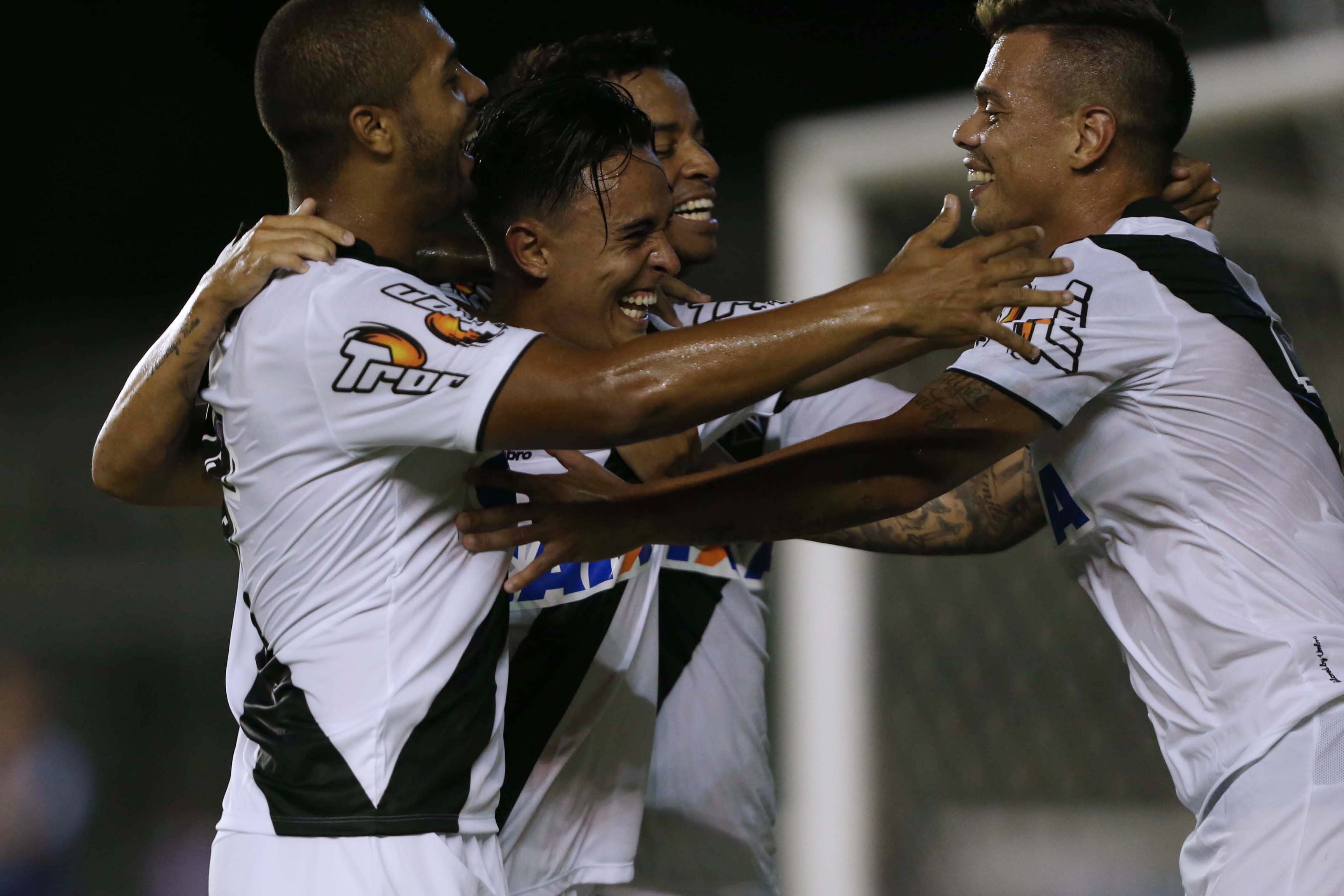 Vasco vence fácil o Macaé: 3 a 0