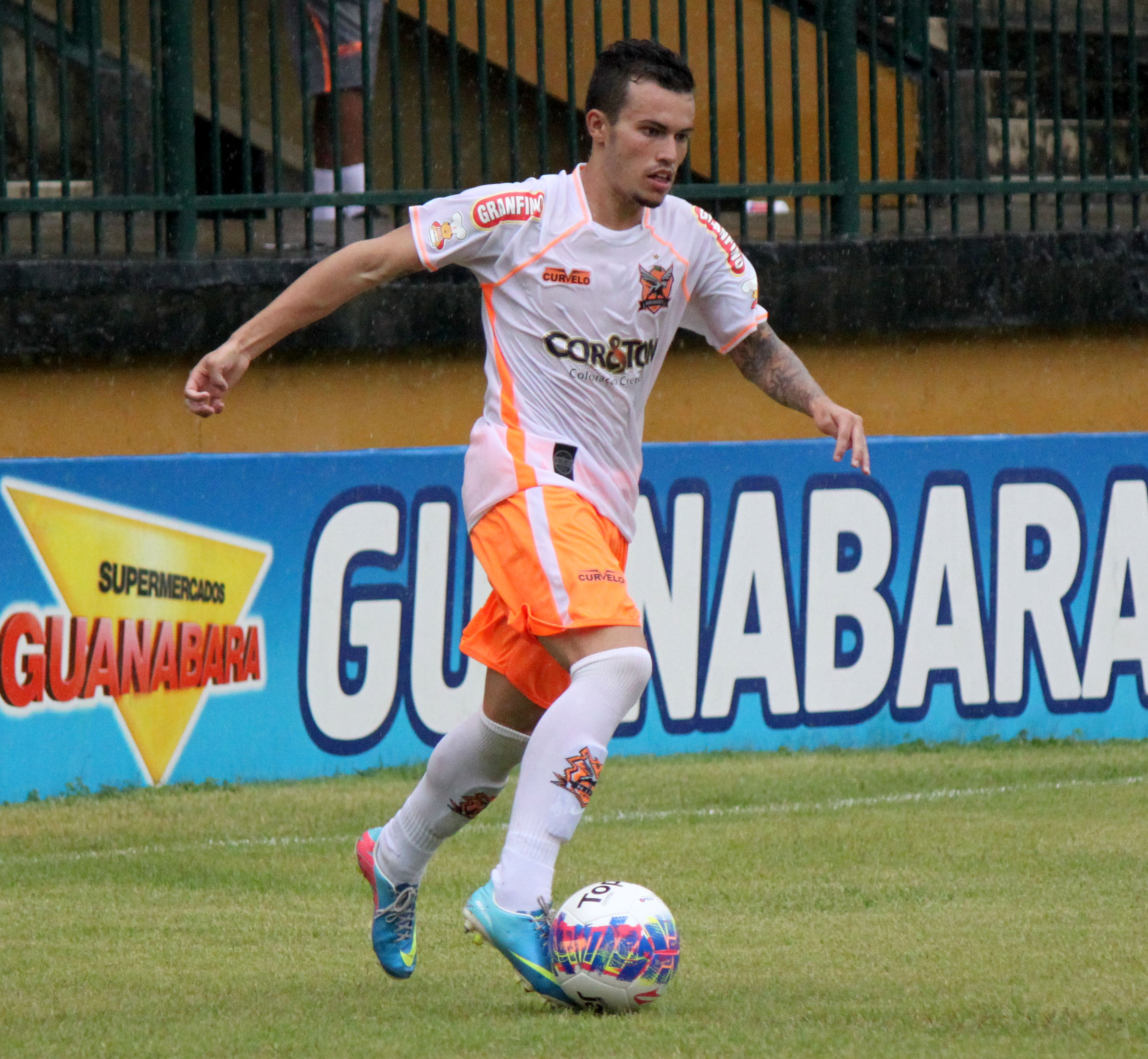 Baixinho Cesinha celebra gol de cabeça salvador