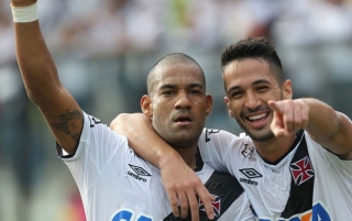Zagueiros usam a cabeça e Vasco bate o Bangu: 2 a 0