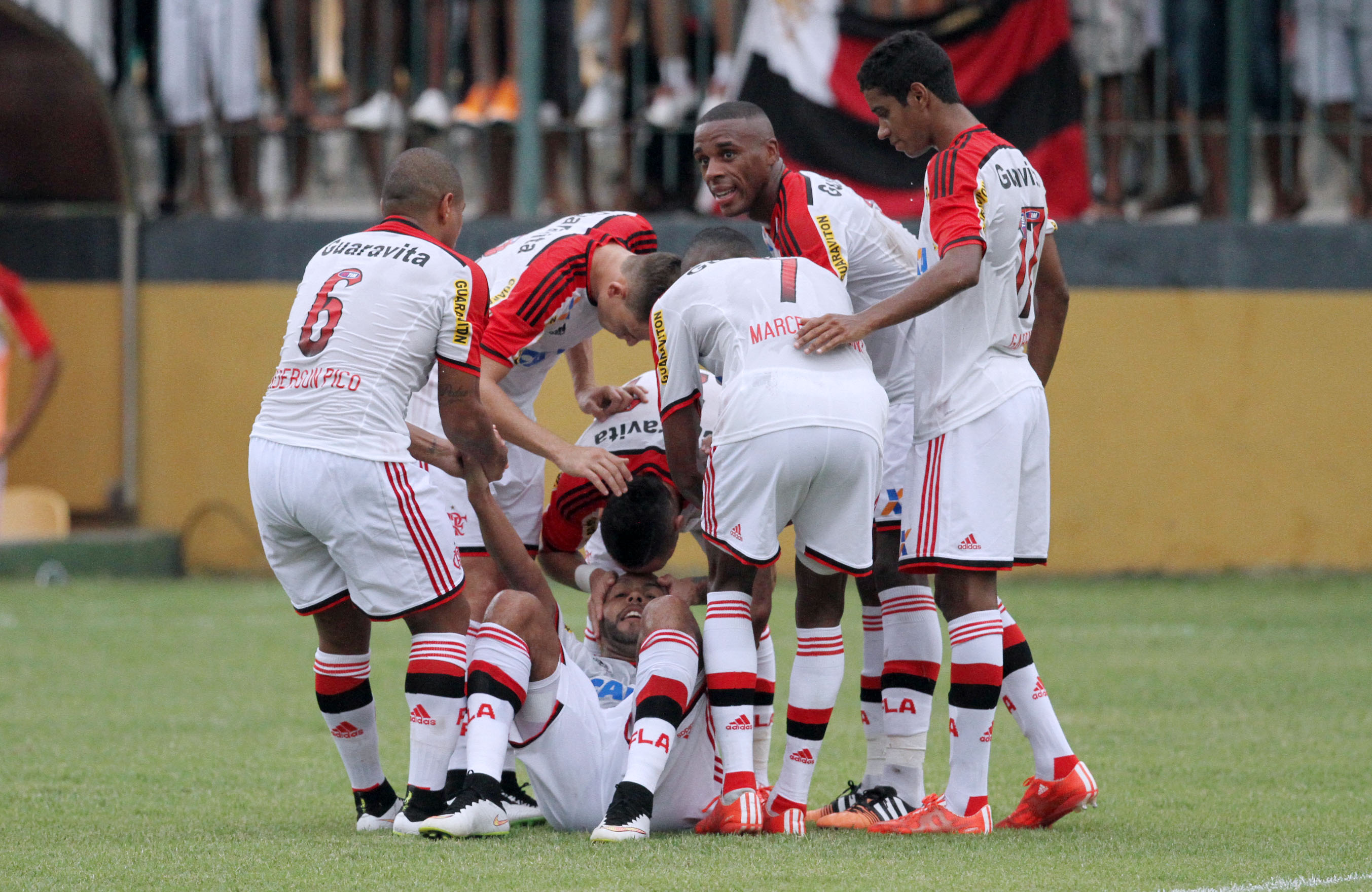 Flamengo vence o Tigres do Brasil e dorme na liderança