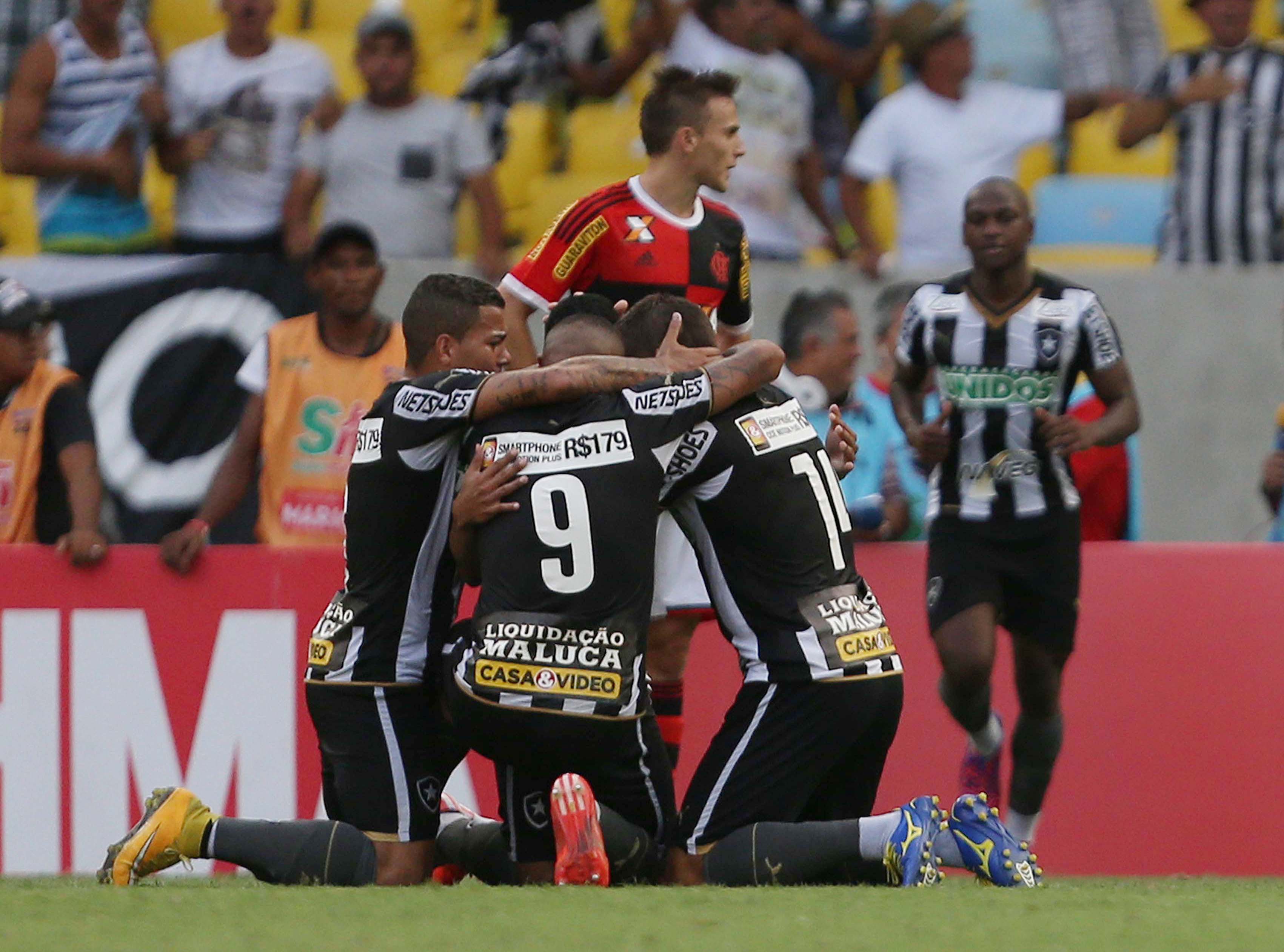 Botafogo vence o Flamengo e retoma a liderança do Carioca