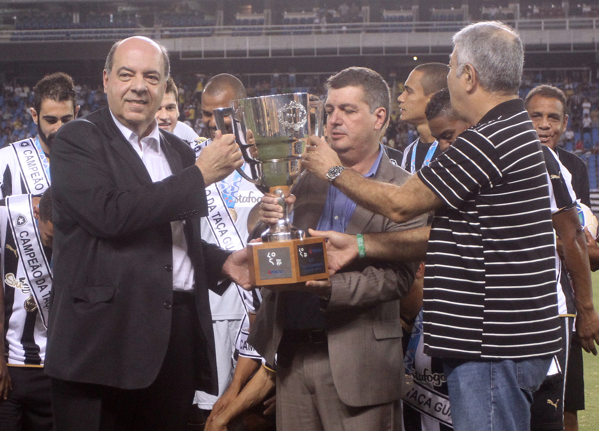 Botafogo recebe Taça Guanabara e avança na Copa do Brasil