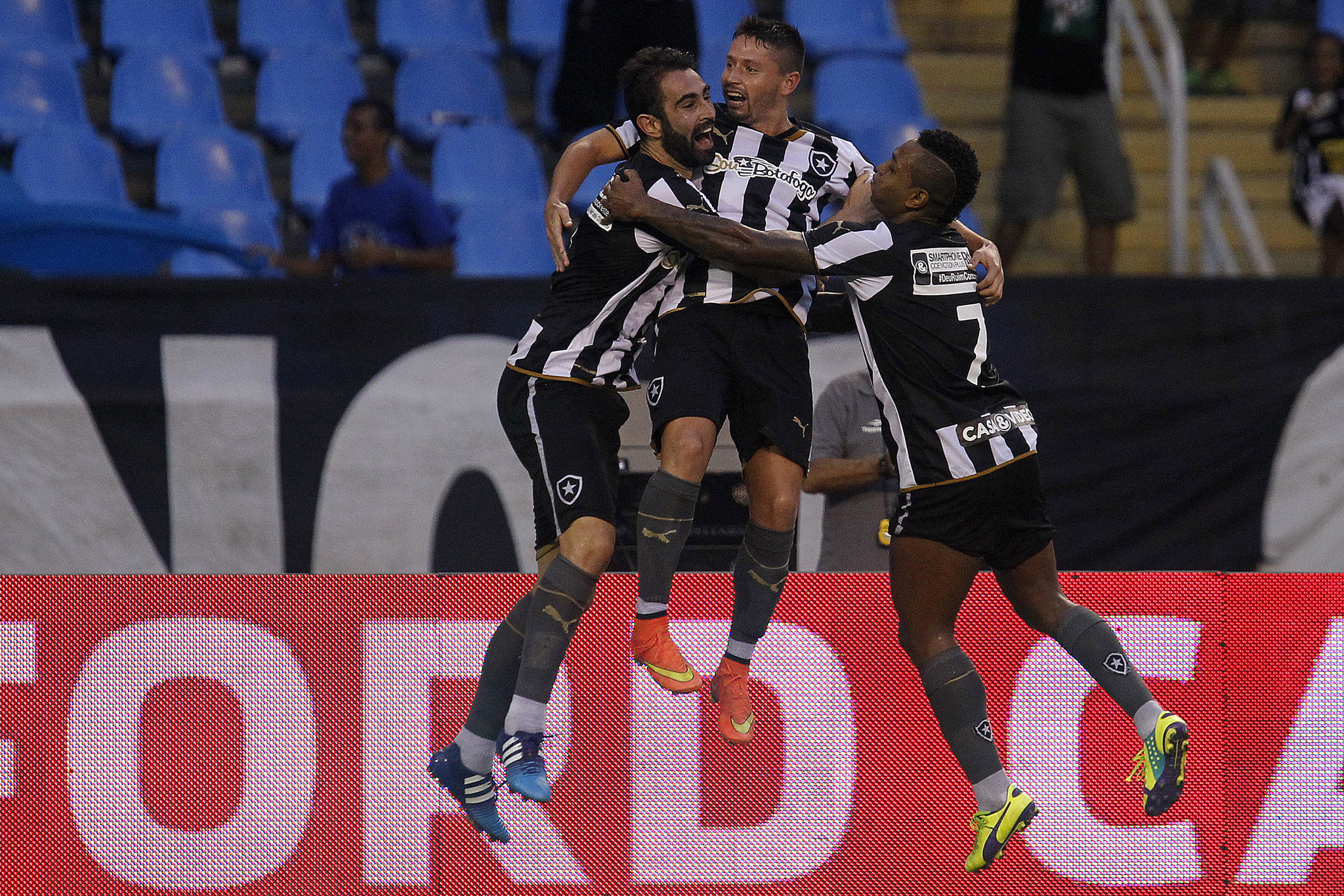 Botafogo vence o Madureira e se classifica para a semifinal do Carioca