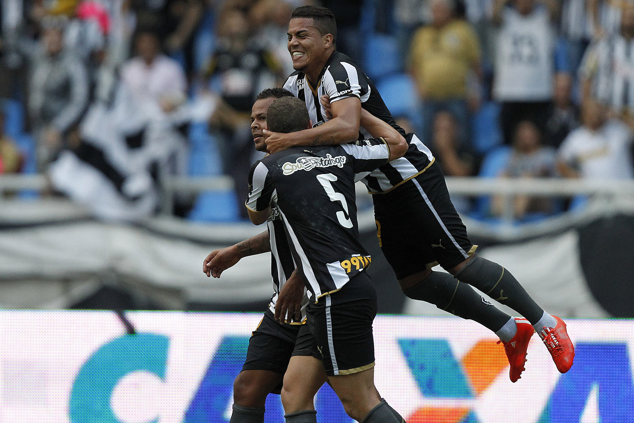 Botafogo goleia o CRB e segue 100% na Série B