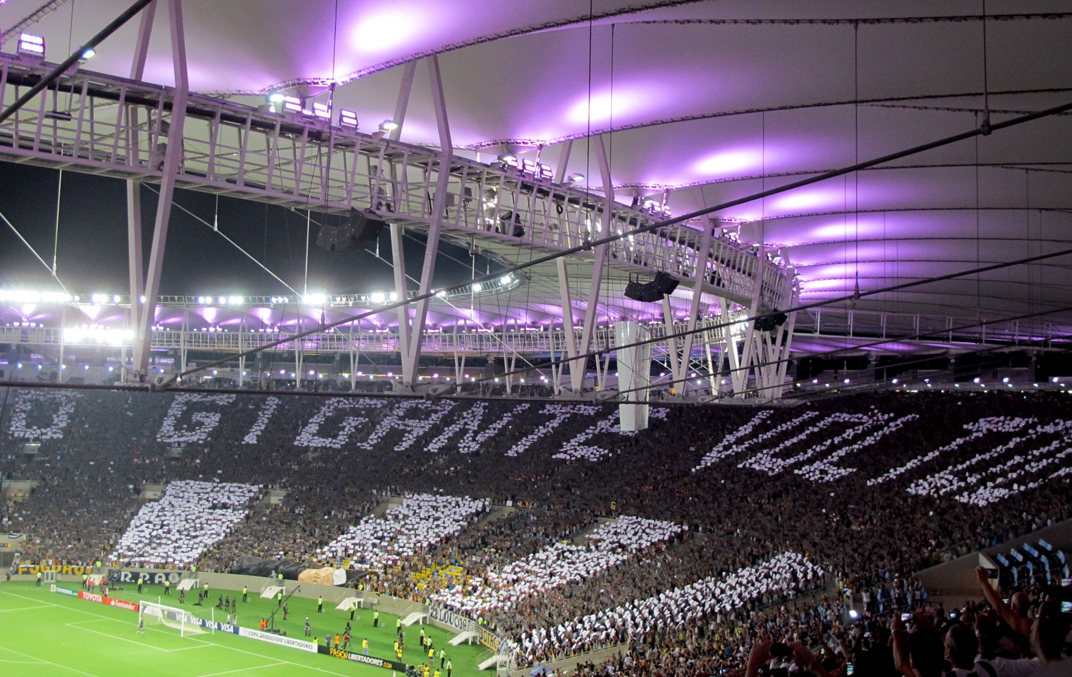 Botafogo e Vasco pintam o Rio de preto e branco