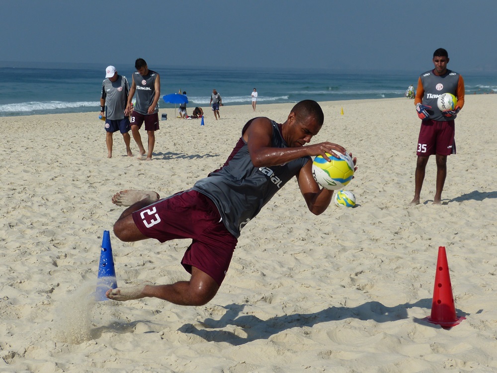 América treina na praia para enfrentar o São Gonçalo FC