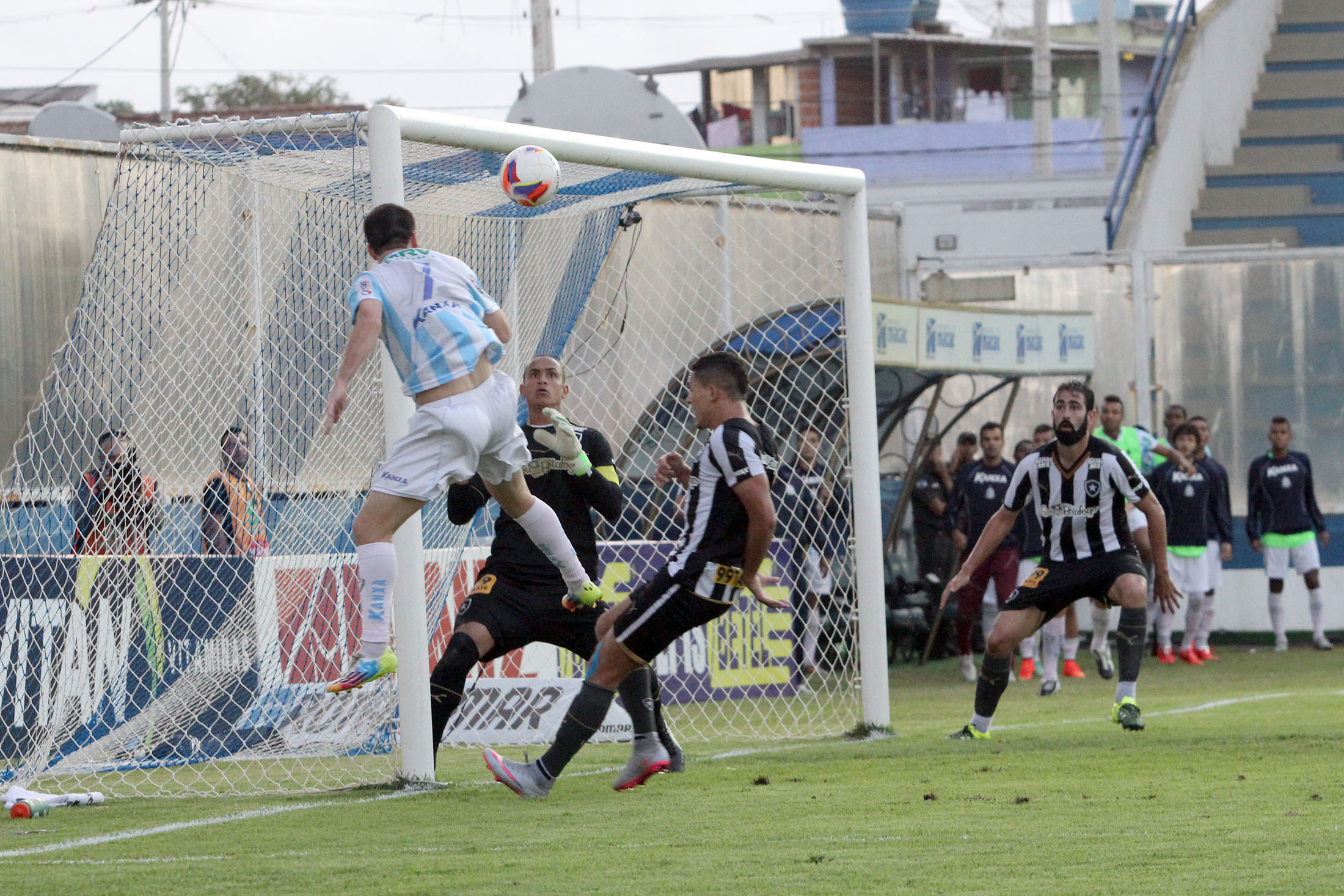 Macaé vence o líder Botafogo e encosta no G-4 da Série B