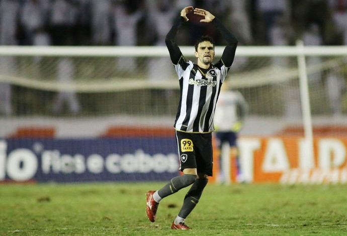 Botafogo vence o Paraná e chega a liderança da Série B