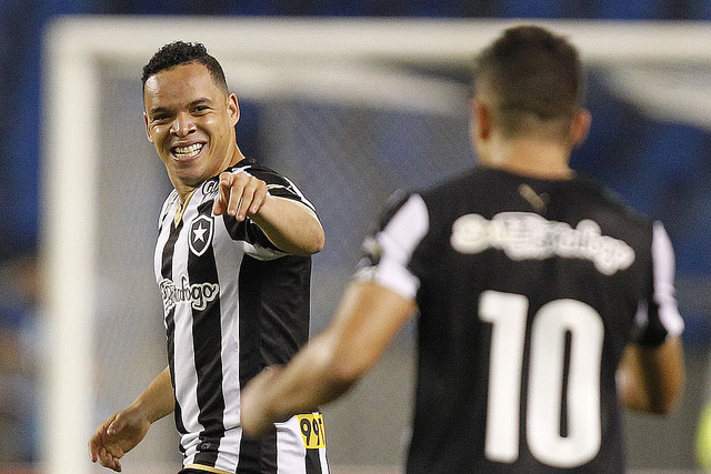 Botafogo volta a vencer e segue na liderança isolada da Série B