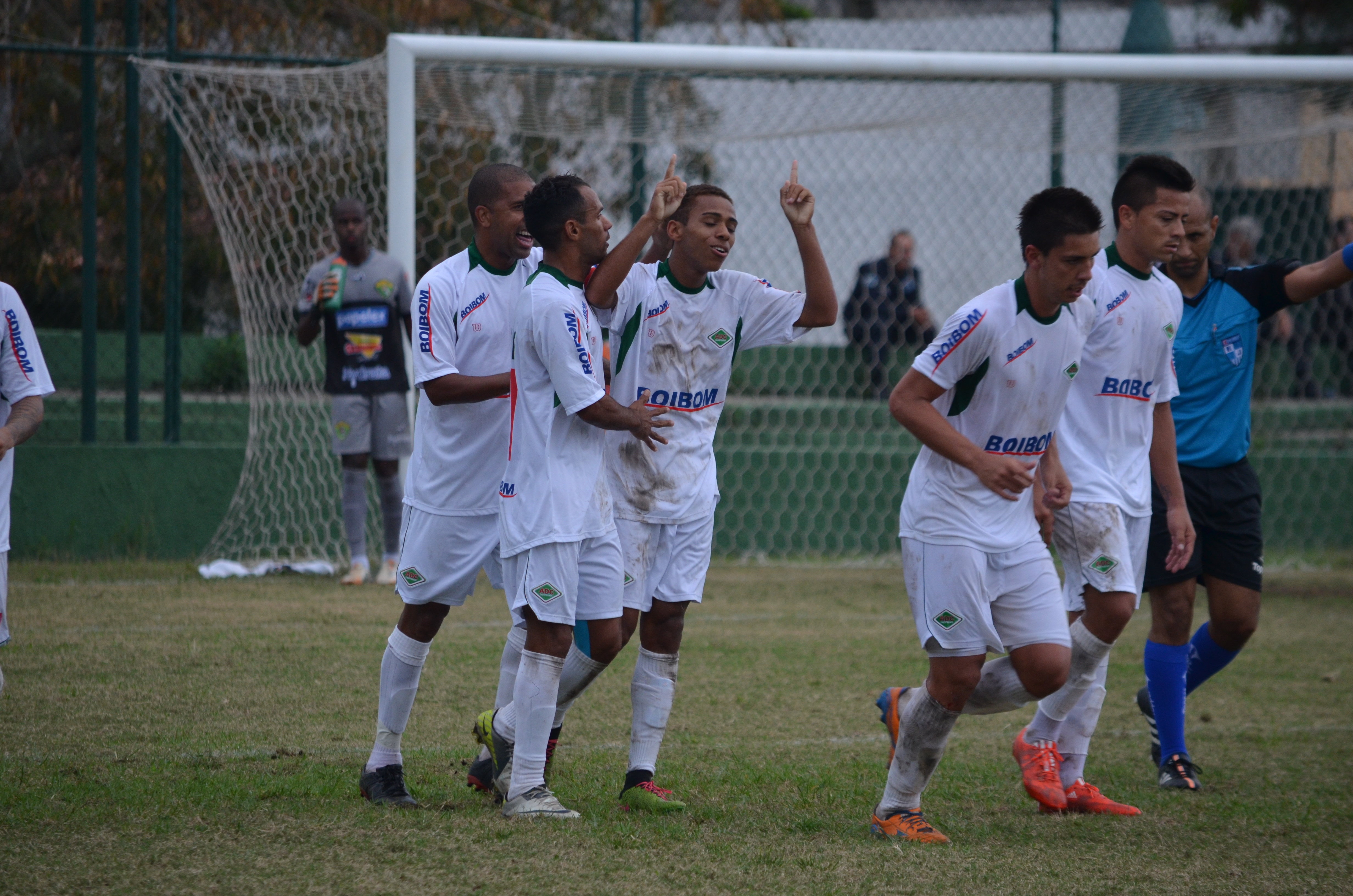 Abner comemora estreia com gol pela Cabofriense