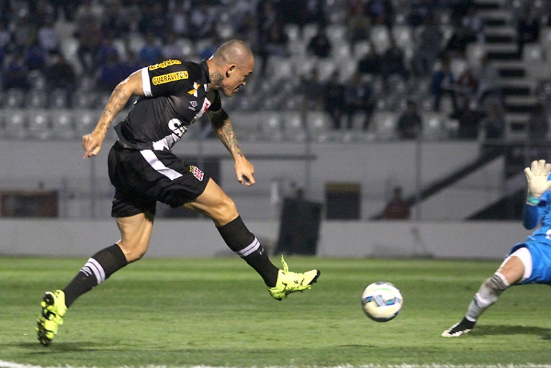 Leandrão marca, Vasco vence e segue vivo no Campeonato Brasileiro