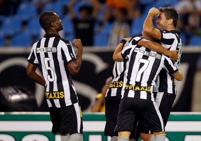 Botafogo goleia o Atlético-GO e volta a liderança da Série B