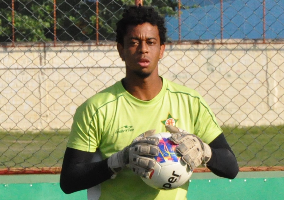 Goleiro da Lusa vem aproveitando chance nos profissionais