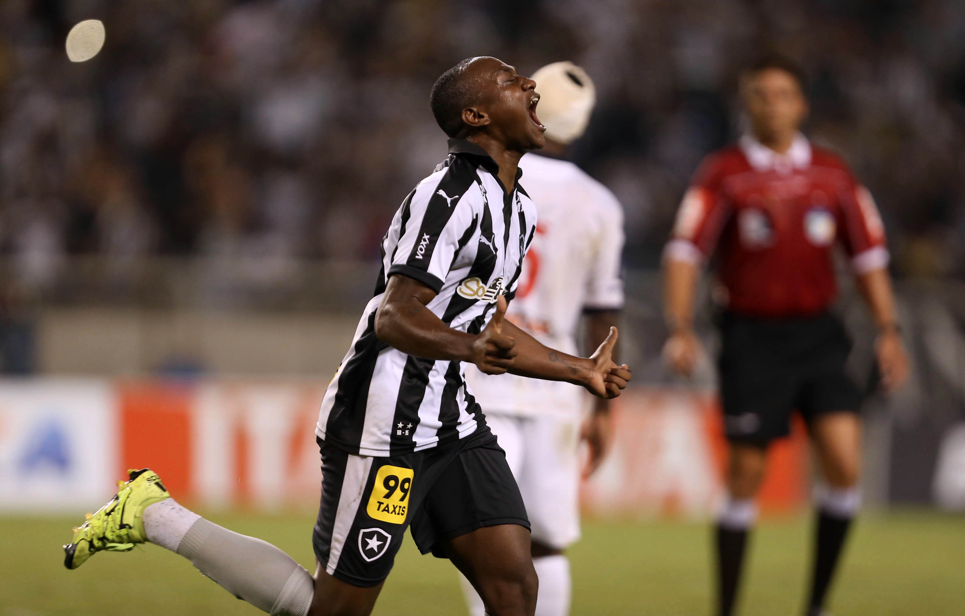 Botafogo vira sobre o Paraná e mantém liderança isolada da Série B