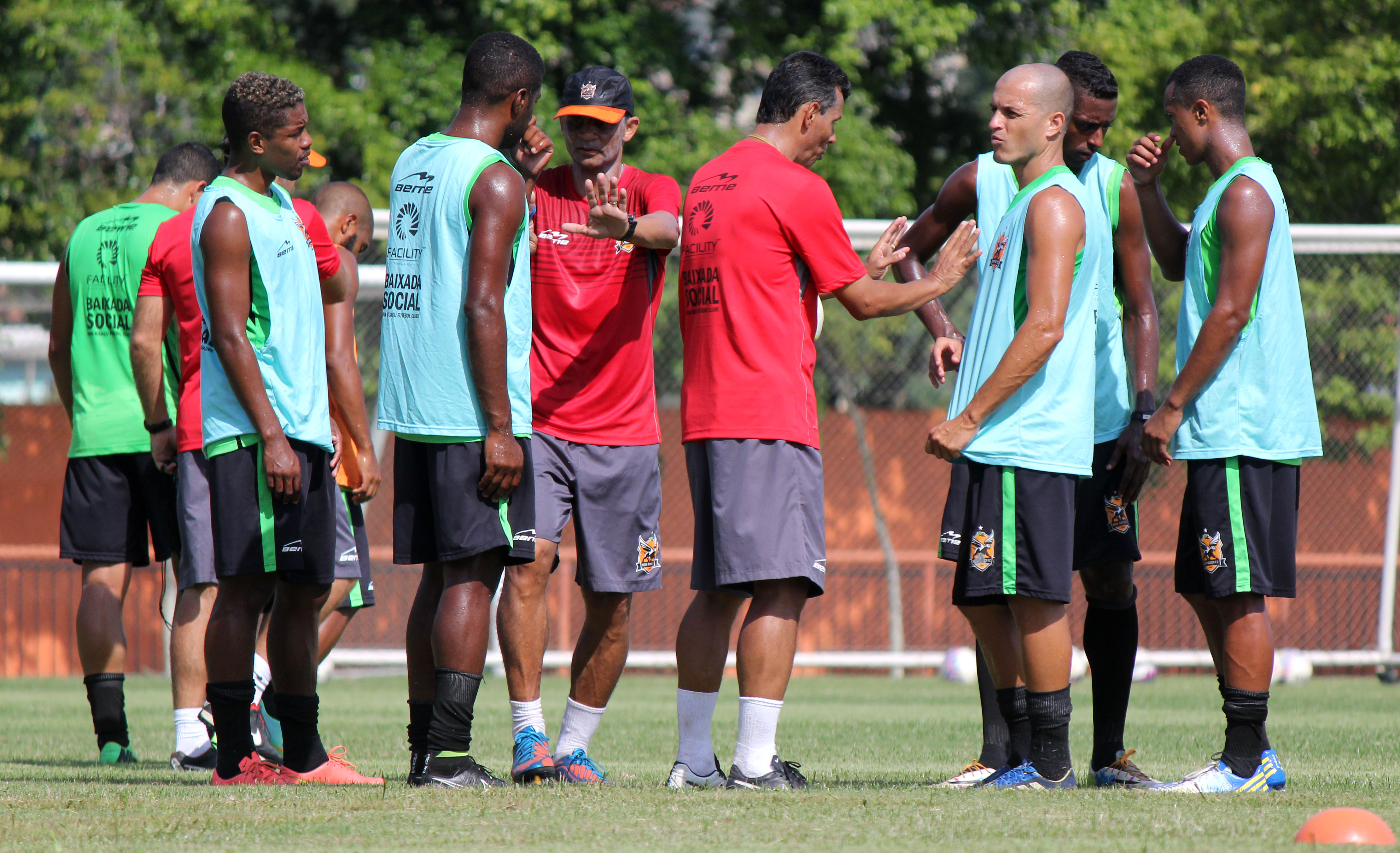 Técnico Edson Souza e auxiliar Robson Gabriel dividem tarefas no Nova Iguaçu