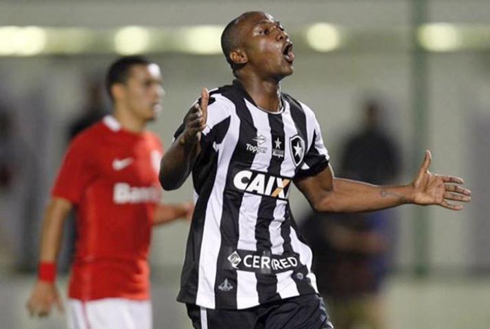 Sassá marca novamente e Botafogo entra no G-6 do Brasileirão