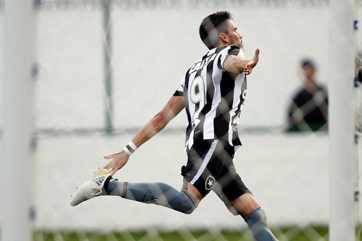 Botafogo vence a quinta seguida no Brasileirão