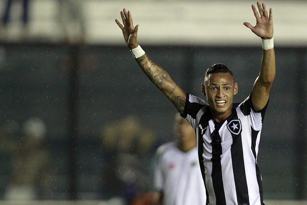 Botafogo supera a Cabofriense e segue 100% no Carioca