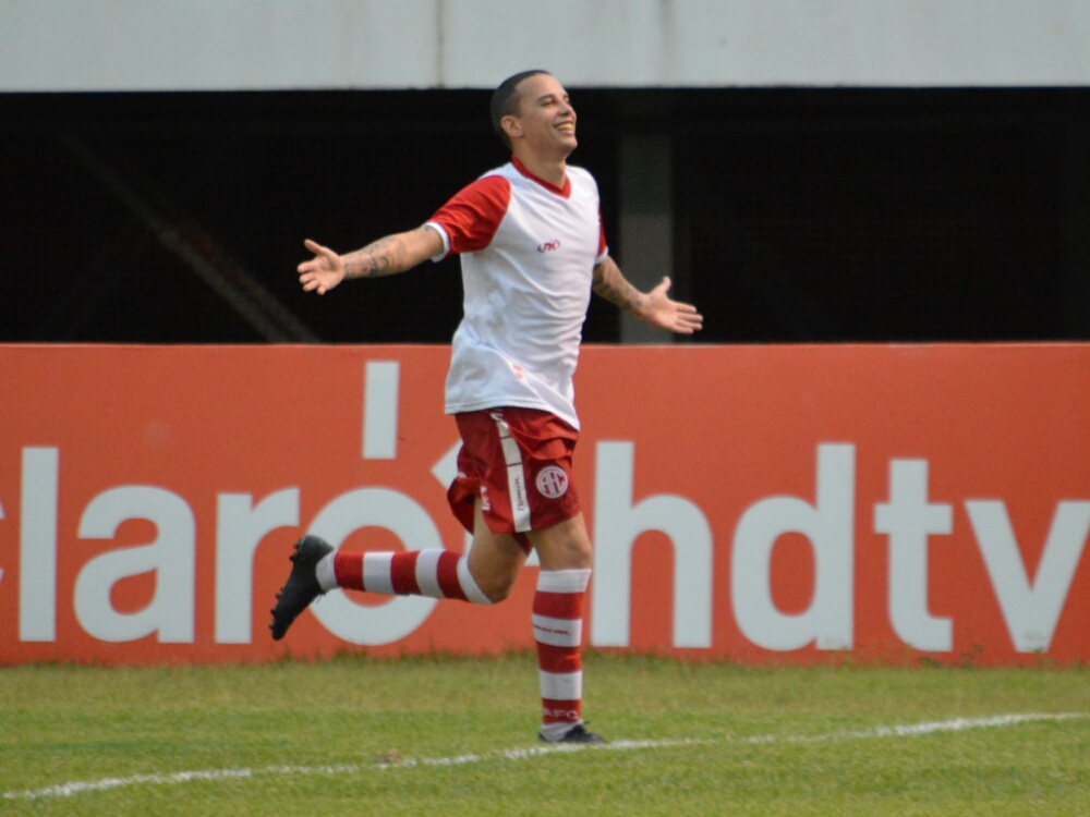 Gabriel Vasconcelos exalta gols e vitória do America