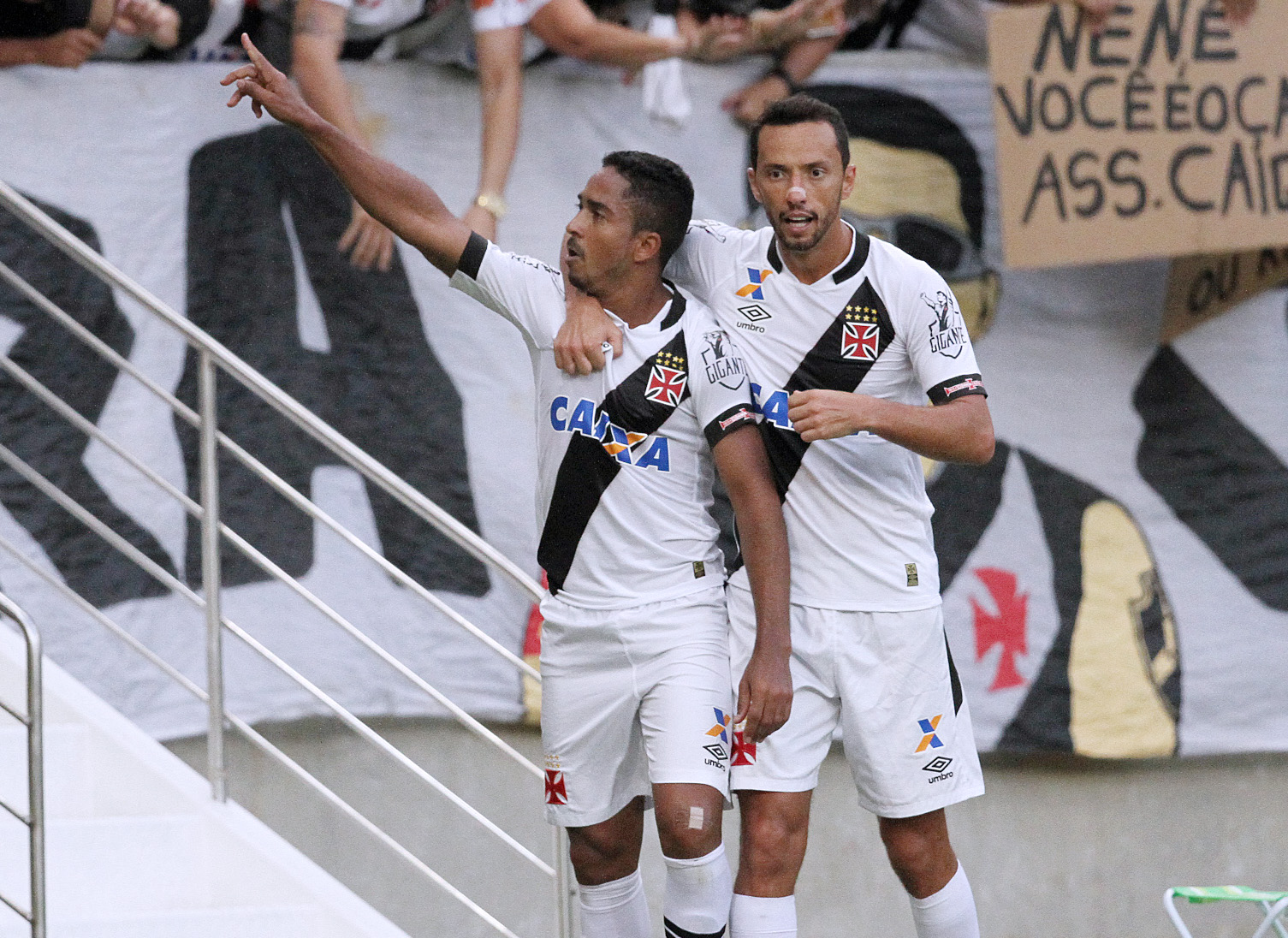 Em grande festa no Maracanã, Vasco sai na frente na decisão do Campeonato Carioca