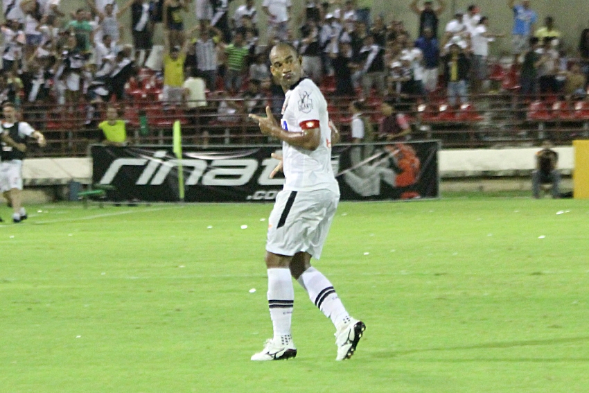 Rodrigo marca e Vasco bate o CRB-AL pela Copa do Brasil