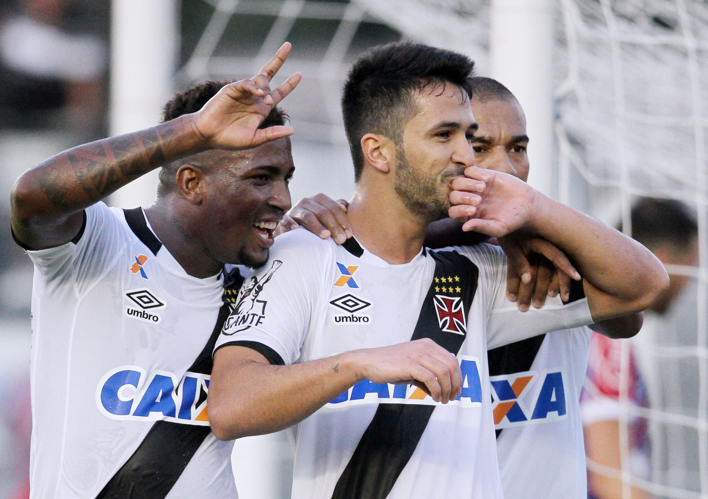 Vasco mantém 100% na Série B ao superar o Bahia em São Januário