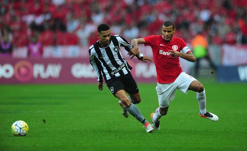 Botafogo bate o Internacional-RS no Beira Rio