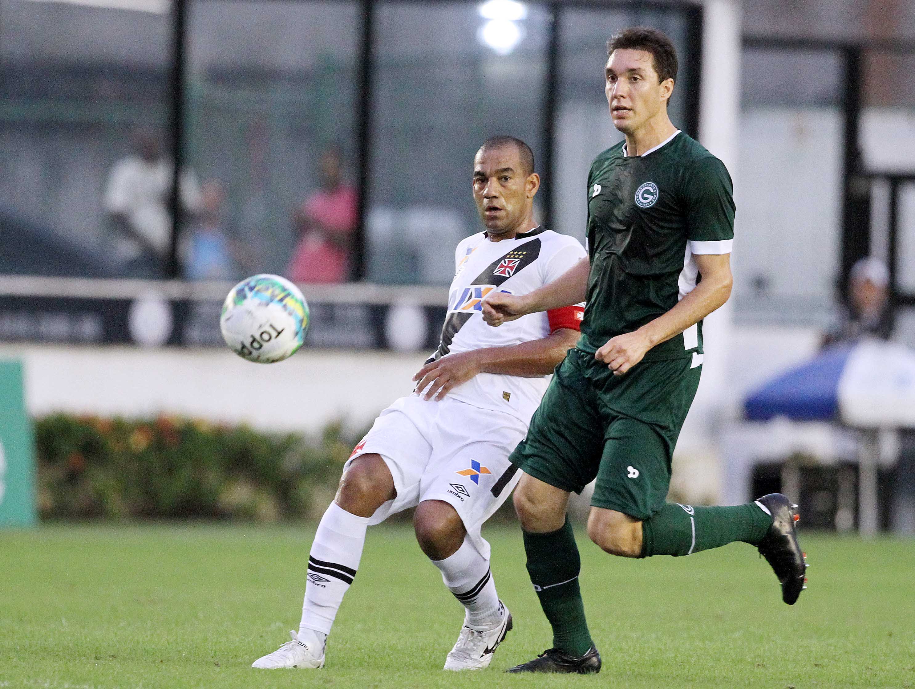 Vasco bate o Goiás em São Januário e segue na ponta da Série B