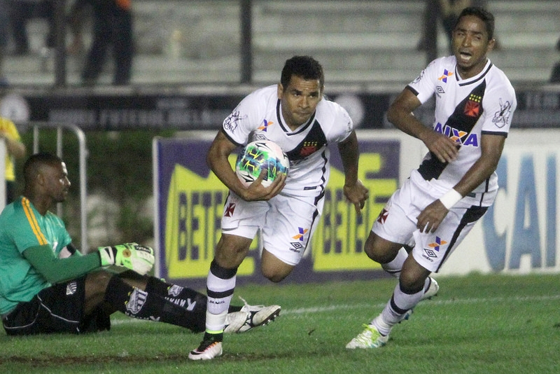 Vasco vira sobre o Bragantino-SP e segue líder da Série B do Brasileirão