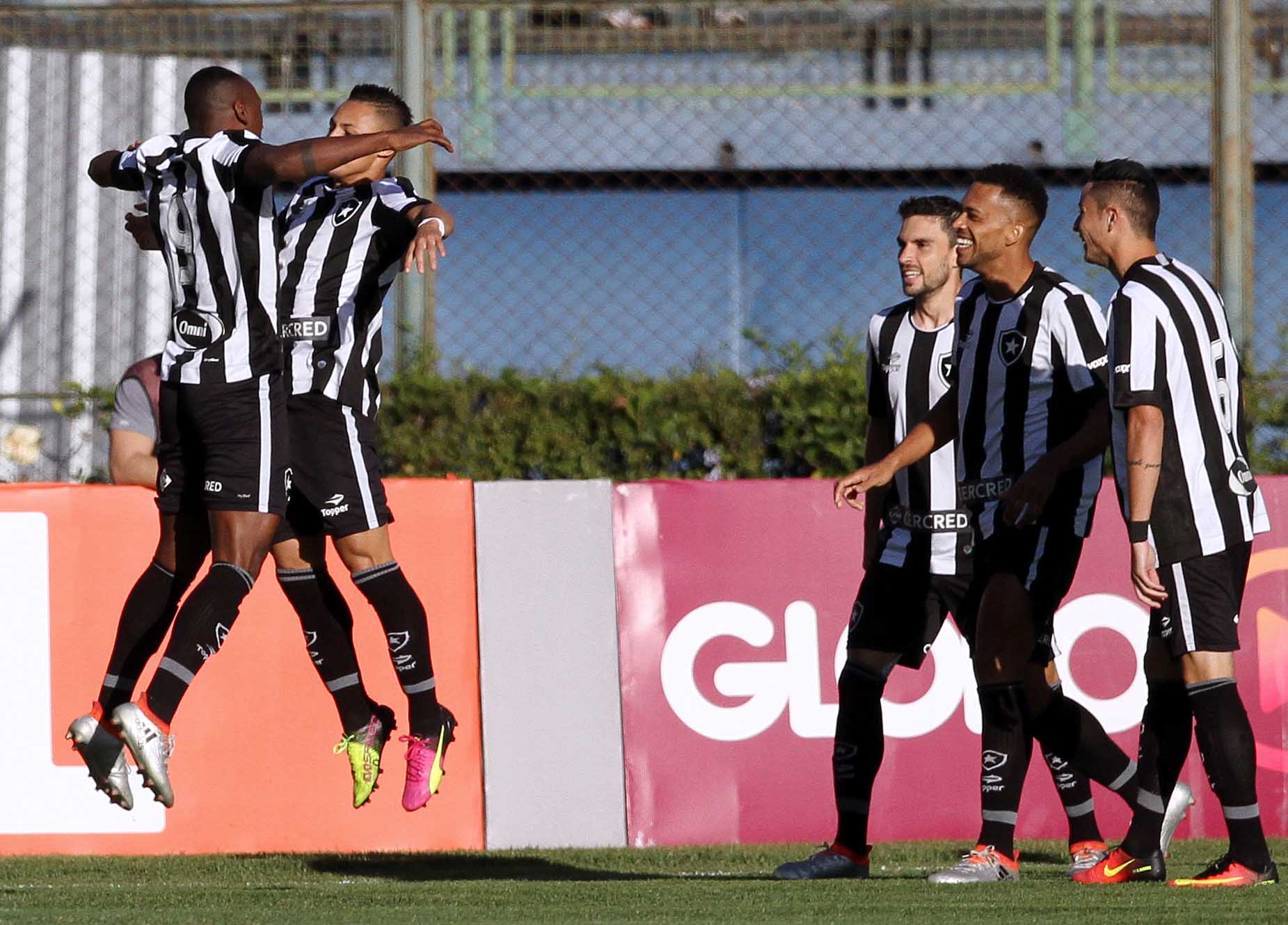 Botafogo supera o Santa Cruz-PE e sai do Z-4 do Brasileirão