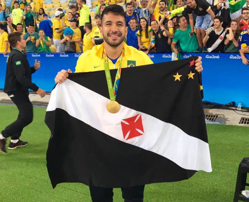 Luan parabeniza o Vasco pelos 118 anos e presenteia o clube com a medalha de ouro